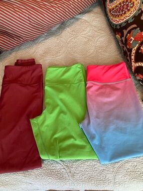 Bundle ZYIA Active Leggings in Burgundy, Neon Green & Pink-Blue Ombre